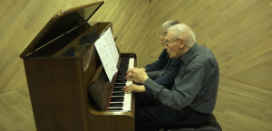 90 Yaşında eşiyle birlikte 4 el Bach çalıyorlar
