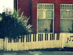 PİYANO KLAVYE MÜZİK MÜZİSYEN SOKAK ÇİT