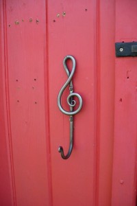 SOL ANAHTARI KAPI TOKMAK KIRMIZI MÜZİK MÜZİSYEN SANATÇI