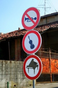 TRAFİK TABELA MÜZİK MÜZİSYEN SOKAK PİYANO SANATÇI