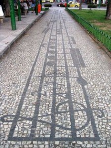 YOL SOL ANAHTARI MÜZİK NOTA MÜZİSYEN SANATÇI SOKAK